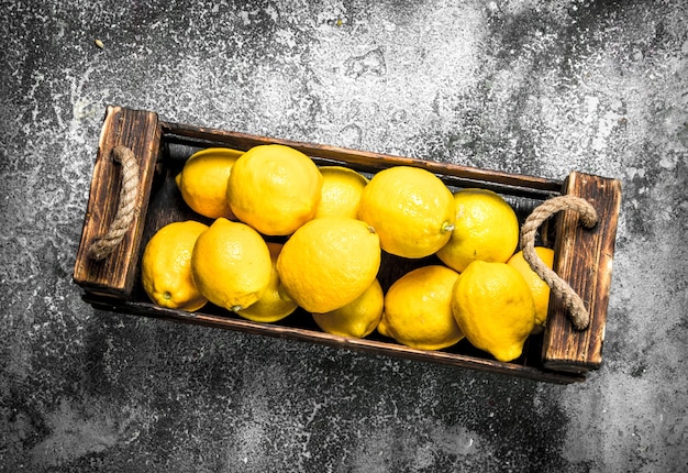 Foto verse citroenen in een houten kist.