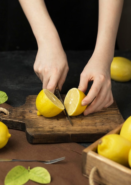 verse citroenen in een houten kist