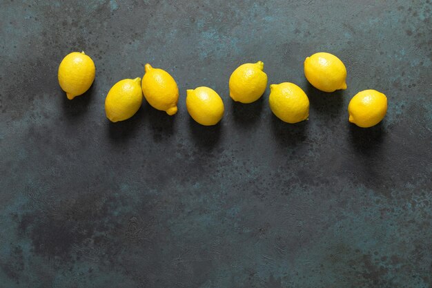 Foto verse citroenen met bladeren zomer citrus limonade ingrediënt