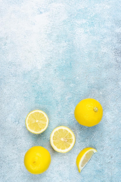 Foto verse citroenen op lichte achtergrond citroenfruit citrus samenstelling met hele schijfjes citroenen