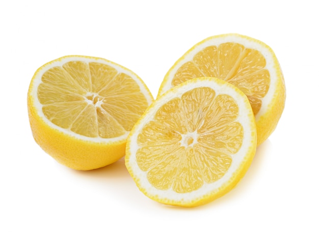 Verse citroenplakken op witte ruimte