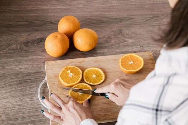 Verse citrusvruchten die door een vrouw binnen worden gehouden