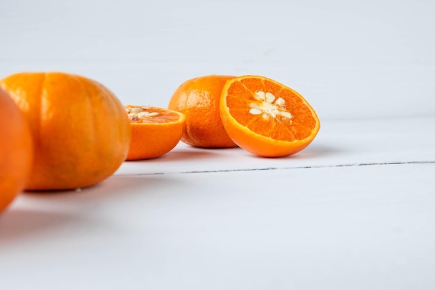 Verse citrusvruchten op een witte achtergrond