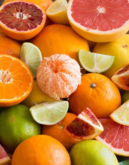 Verse citrusvruchten sinaasappelen, mandarijnen, citroenen, limoenen en grapefruits close-up