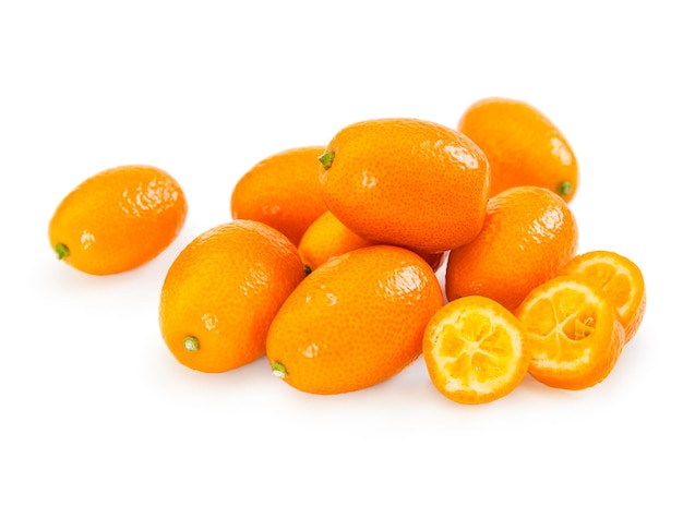 Verse citrusvruchtenkumquat die op witte achtergrond wordt geïsoleerd