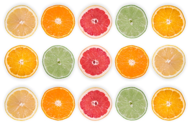 Verse citrusvruchtenplakken die op witte achtergrond worden geïsoleerd