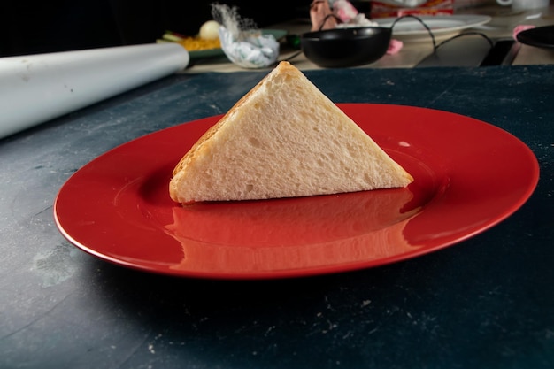 Verse club sandwich gevuld met kip en mayo dip geïsoleerd op tafelblad weergave van Indiaas eten