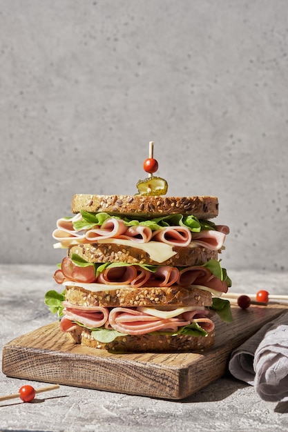 Verse clubsandwich met ham en kaas