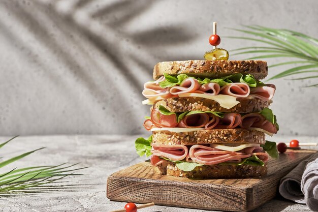 Verse clubsandwich met ham en kaas