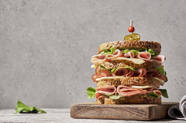 Verse clubsandwich met ham en kaas