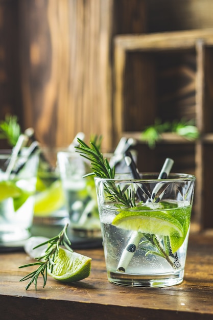 Verse cocktail met limoen, ijs en rozemarijn, mojitococktail