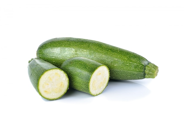 Verse courgette die op wit wordt geïsoleerd