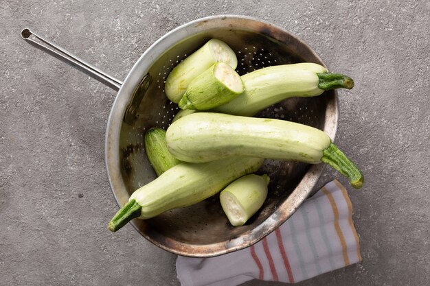 Verse courgette op een grijze betonnen ondergrond.