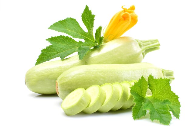 Verse courgette op een witte achtergrond