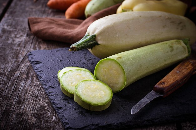 Verse courgette op houten achtergrond. Selectieve aandacht