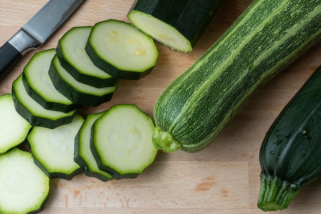 Verse courgette op snijplank