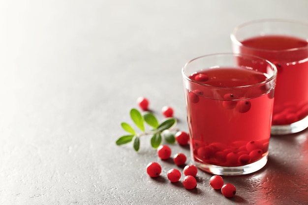 Verse cranberrydrank in een glas en bessen op tafel. tonic medicinale drank.