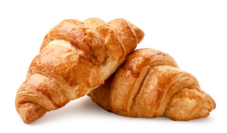 Foto verse croissant die op witte achtergrond wordt geïsoleerd