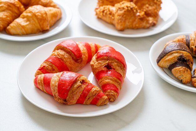 verse croissant met aardbeienjam saus op plaat