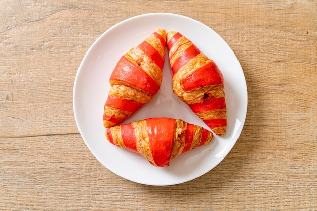 verse croissant met aardbeienjamsaus