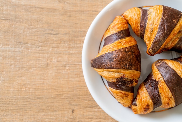 verse croissant met chocolade op bord