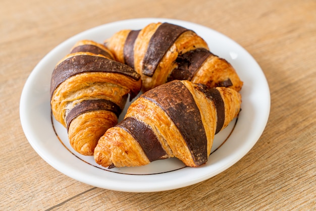 verse croissant met chocolade op plaat