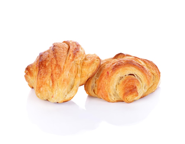 Verse croissant op witte achtergrond