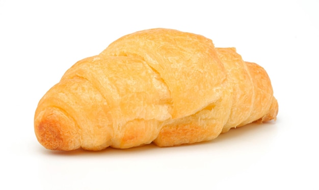 Verse croissants die op witte achtergrond worden geïsoleerd