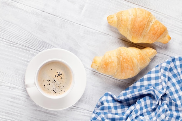 Verse croissants en koffie