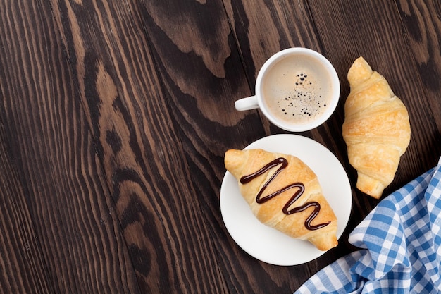 Verse croissants en koffie