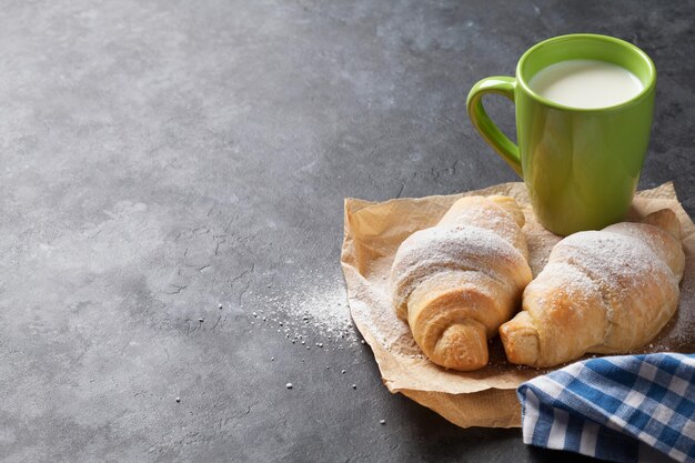 Verse croissants en melk