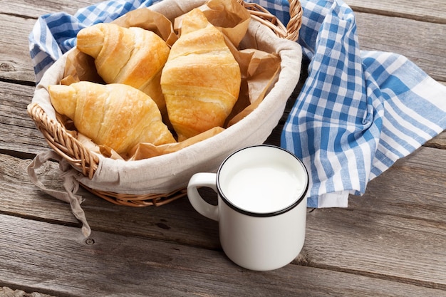 Verse croissants en melk