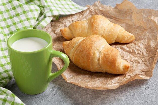 Verse croissants en melk