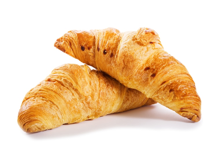 Foto verse croissants geïsoleerd op witte achtergrond