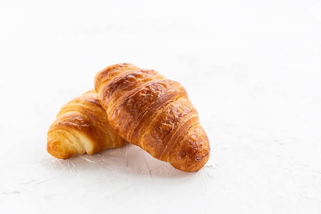 Verse croissants geïsoleerd