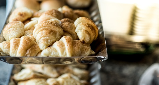 Verse croissants in een container.