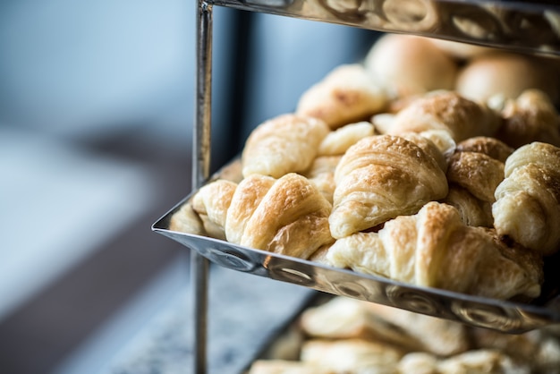 Verse croissants in een container.