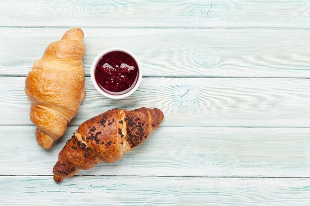 Verse croissants met bessenjam