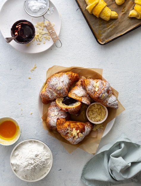 Verse croissants met chocolade bovenaanzicht