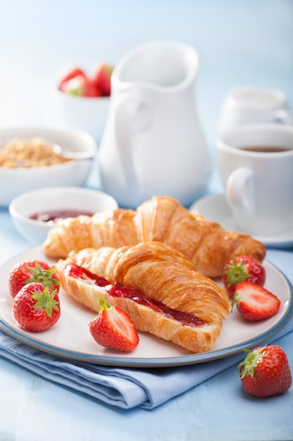 Verse croissants met jam en aardbei als ontbijt