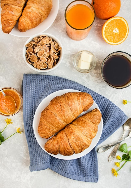 Verse croissants met jam en koffie Europees ontbijt op een lichte tafel bovenkant Voedsel achtergrond Kopieerruimte