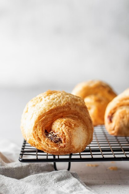 Verse croissants op een bakrek op een lichte achtergrond