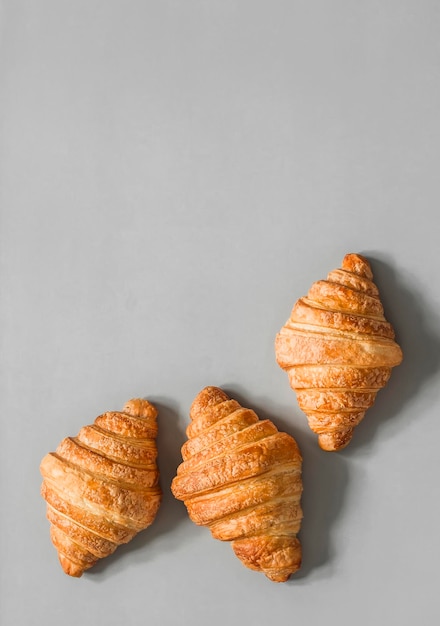 Verse croissants op een grijze achtergrond bovenaanzicht Kopieer ruimte