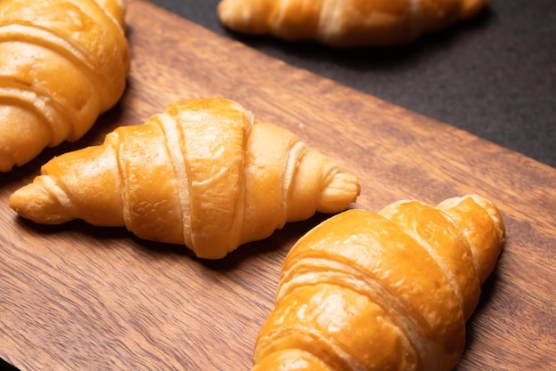 Verse croissants op een houten bord. verse bakkerij croissants.selectieve focus.