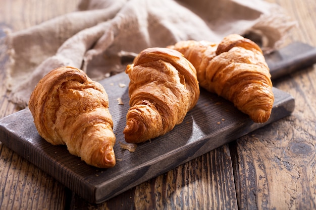 Verse croissants op een houten bord