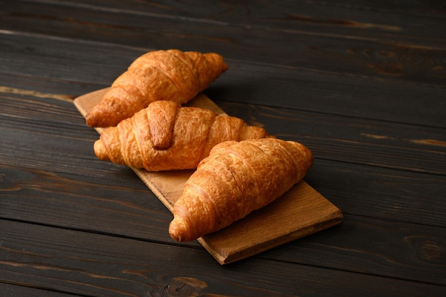 Verse croissants op een houten ondergrond