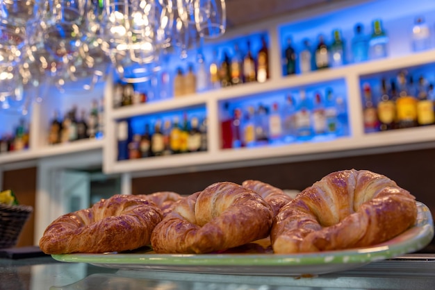 Verse croissants op het aanrecht in de bar