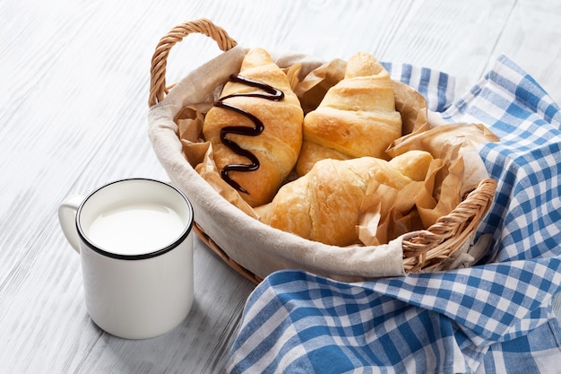 Verse croissantsmand en melk