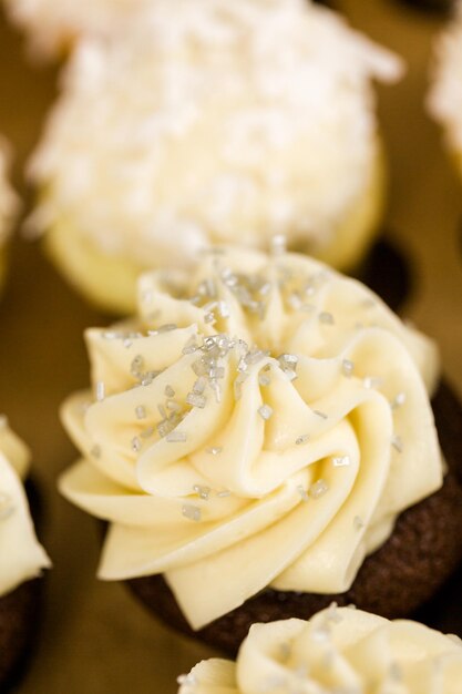 Verse cupcakes met witte suikerglazuur in de doos.