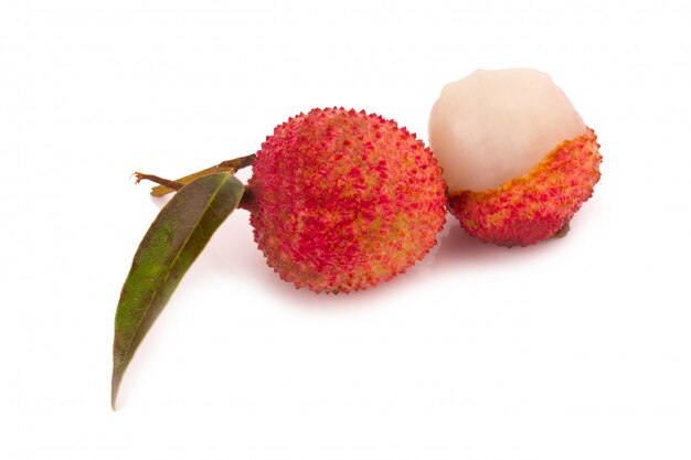 Verse die litchi op witte achtergrond worden geïsoleerd